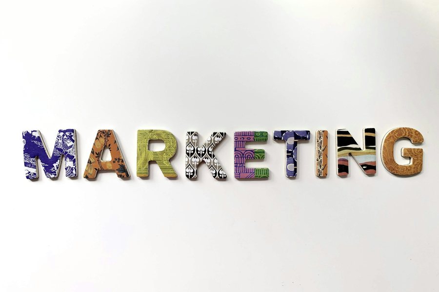 白い背景に並べた「MARKETING」の文字