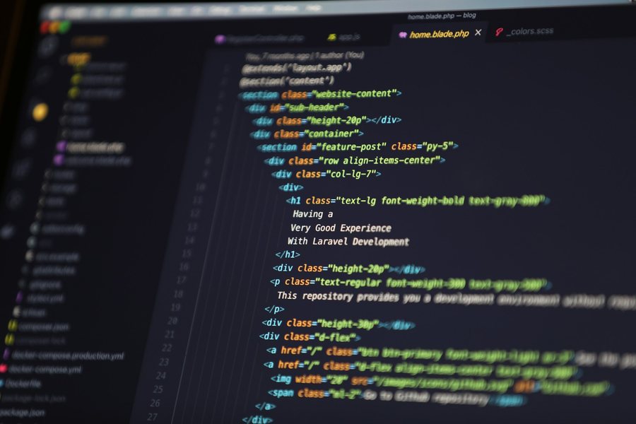 プログラムのコードが表示されたモニター